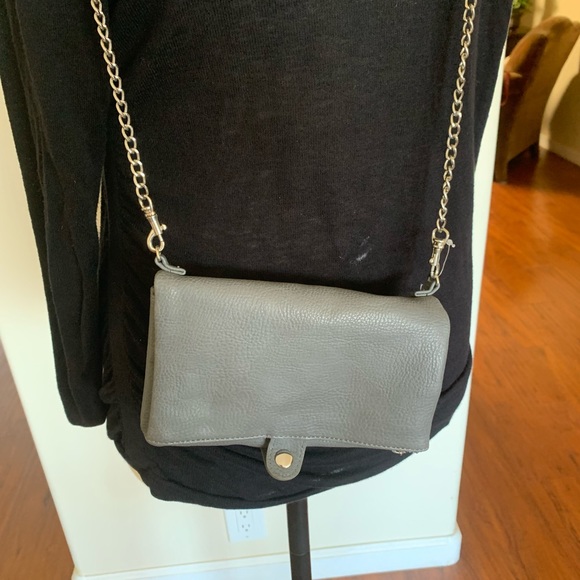 SUPER GREY FAUX LEATHER CROSSBODY WITH LOTS OF COMPARTMENTS. - Picture 2 of 11